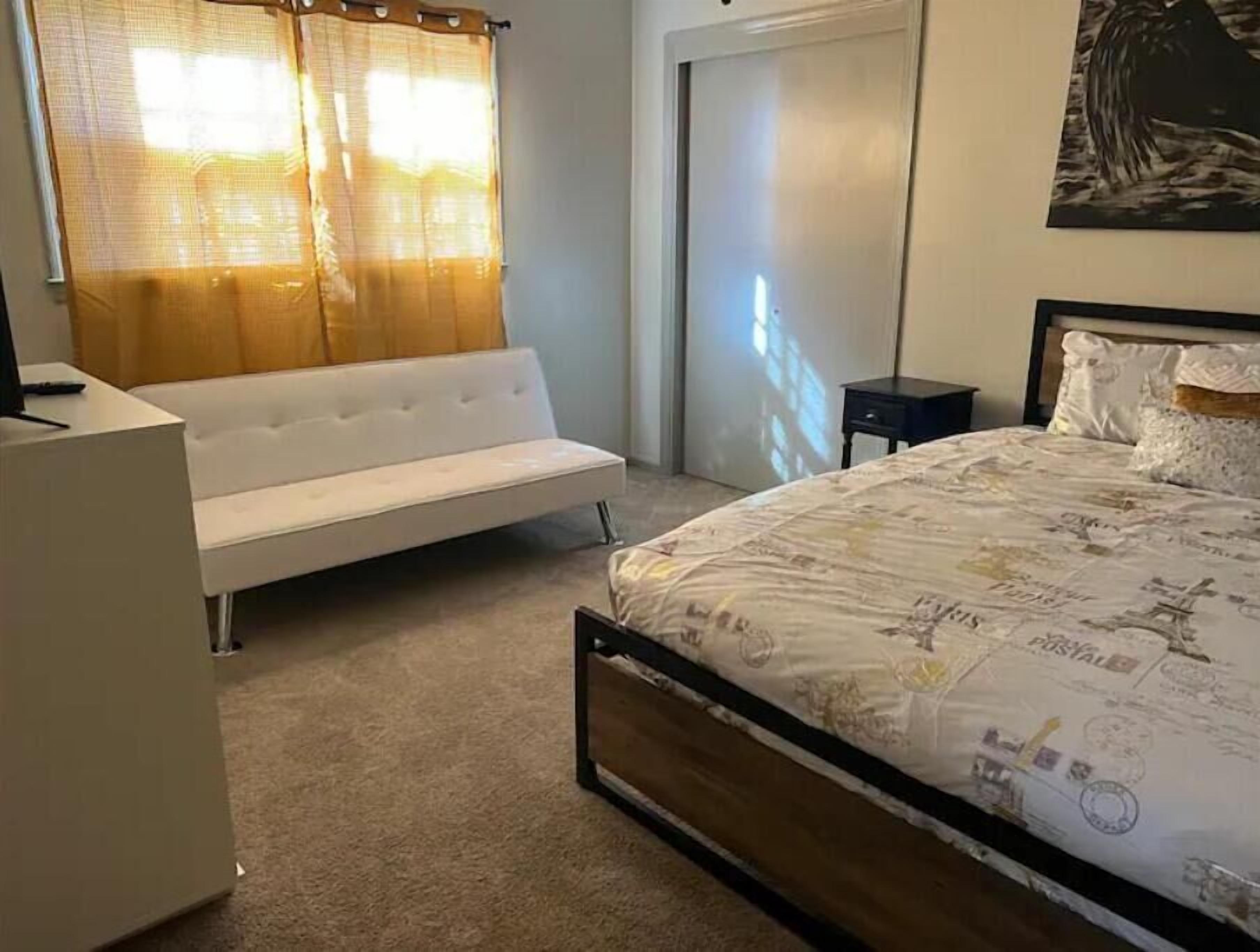 "Spacious 3-Bedroom Retreat with 4 Queen Beds and 2 Baths – Your Ideal Getaway!"