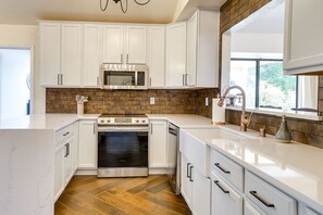Fridge, microwave, stovetop, dishwasher