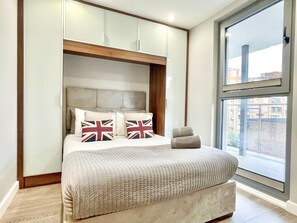 3 bedrooms, desk, iron/ironing board, free WiFi - Shoreditch 3-Bed flat in Hoxton w/ Balcony & Lift (London)