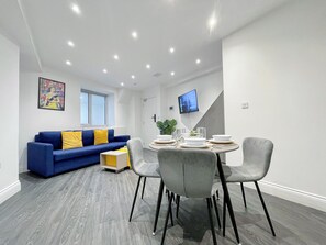 Dining - Old St 1-Bed flat w/ Patio near Hoxton, Shoreditch (London)