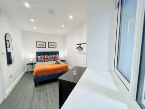 1 bedroom, iron/ironing board, free WiFi, bed sheets - Old St 1-Bed flat w/ Patio near Hoxton, Shoreditch (London)