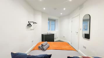 1 habitación, tabla de planchar con plancha, wifi gratis y ropa de cama