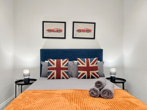 1 bedroom, iron/ironing board, free WiFi, bed sheets - Old St 1-Bed flat w/ Patio near Hoxton, Shoreditch (London)