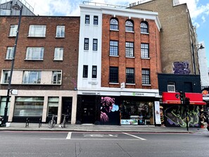 Exterior - Old St 1-Bed flat w/ Patio near Hoxton, Shoreditch (London)