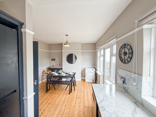 New Malden 3-Bed House w/ FREE Parking & Garden