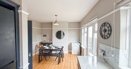 New Malden 3-Bed House w/ FREE Parking & Garden