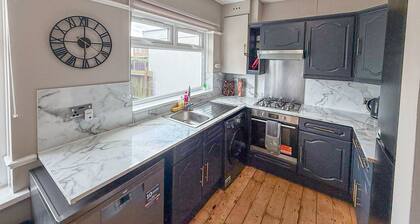 New Malden 3-Bed House w/ FREE Parking & Garden