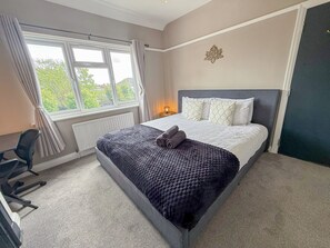 3 bedrooms, desk, iron/ironing board, free WiFi