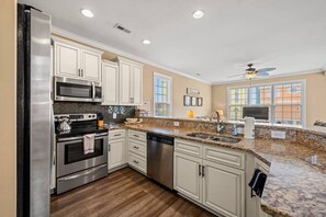 Een koelkast, een magnetron, een oven, een kookplaat