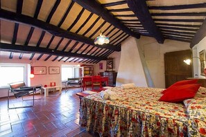 5 chambres, fer et planche à repasser, Wi-Fi, draps fournis