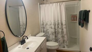 Dusche, Haartrockner, Handtücher, Seife