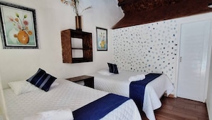 A room with two beds, a wooden ceiling, and a patterned wall. - Hotel Marlin Mi Paraiso (Taxisco)