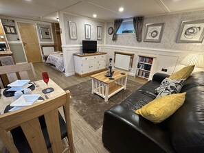 1 bedroom, internet, bed sheets