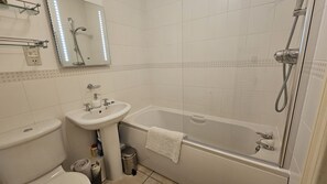 Sèche-cheveux, serviettes fournies