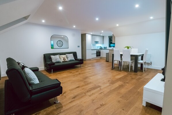 Apartment, Multiple Beds | Interior - Remarkable, Penthouse - 3-bed Apartment in Purley (Purley)