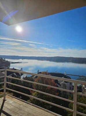 Property grounds - Stunning Main channel views, centrally located ,Newly remodelled , 2 bed, 2 bath (Lake Ozark)