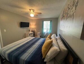 1 bedroom, in-room safe, desk, iron/ironing board - Historic Peaceful Apt near VSU & SGMC (Valdosta)