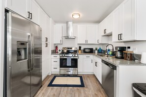 Private kitchen - 4-Bedroom Cactus-Themed Retreat with Plush Beds (Sacramento)