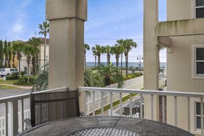 Terrace/patio - Maravilla 1201 3/2 pet friendly second floor unit beach service (Miramar Beach)