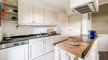 Fridge, oven, stovetop, dishwasher