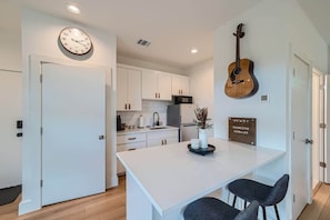 Fridge, microwave, stovetop, coffee/tea maker - Green Room Studio Walk to Square and River Trail (Georgetown)
