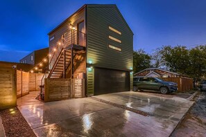 Exterior - Green Room Studio Walk to Square and River Trail (Georgetown)