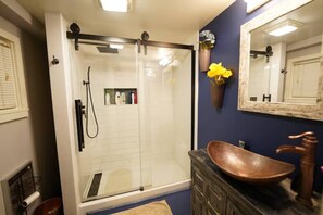 Amenidades de baño ecológicas, secadora de cabello, toallas, jabón 