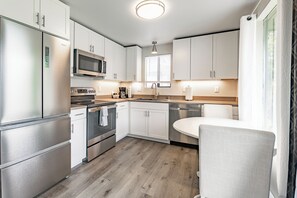 Microwave, oven, stovetop, dishwasher - 2BR Winter Retreat - Hot Tub. Fire Pit 101 (Blaine)