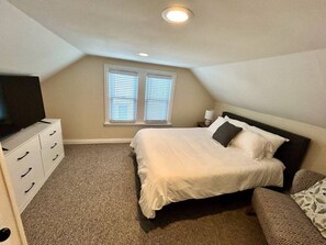 2 slaapkamers, een bureau, een strijkplank/strijkijzer, gratis wifi