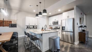 Geladeira, micro-ondas, fogão, cooktop