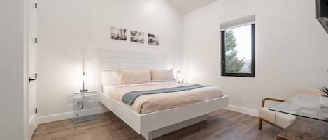 6 habitaciones, tabla de planchar con plancha y cuna de viaje