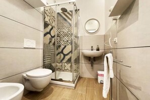 Doccia, asciugacapelli, bidet, asciugamani