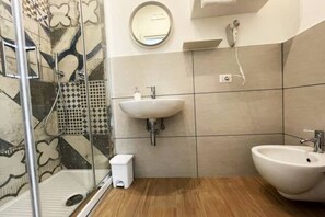 Douche, sĂšche-cheveux, bidet, serviettes fournies