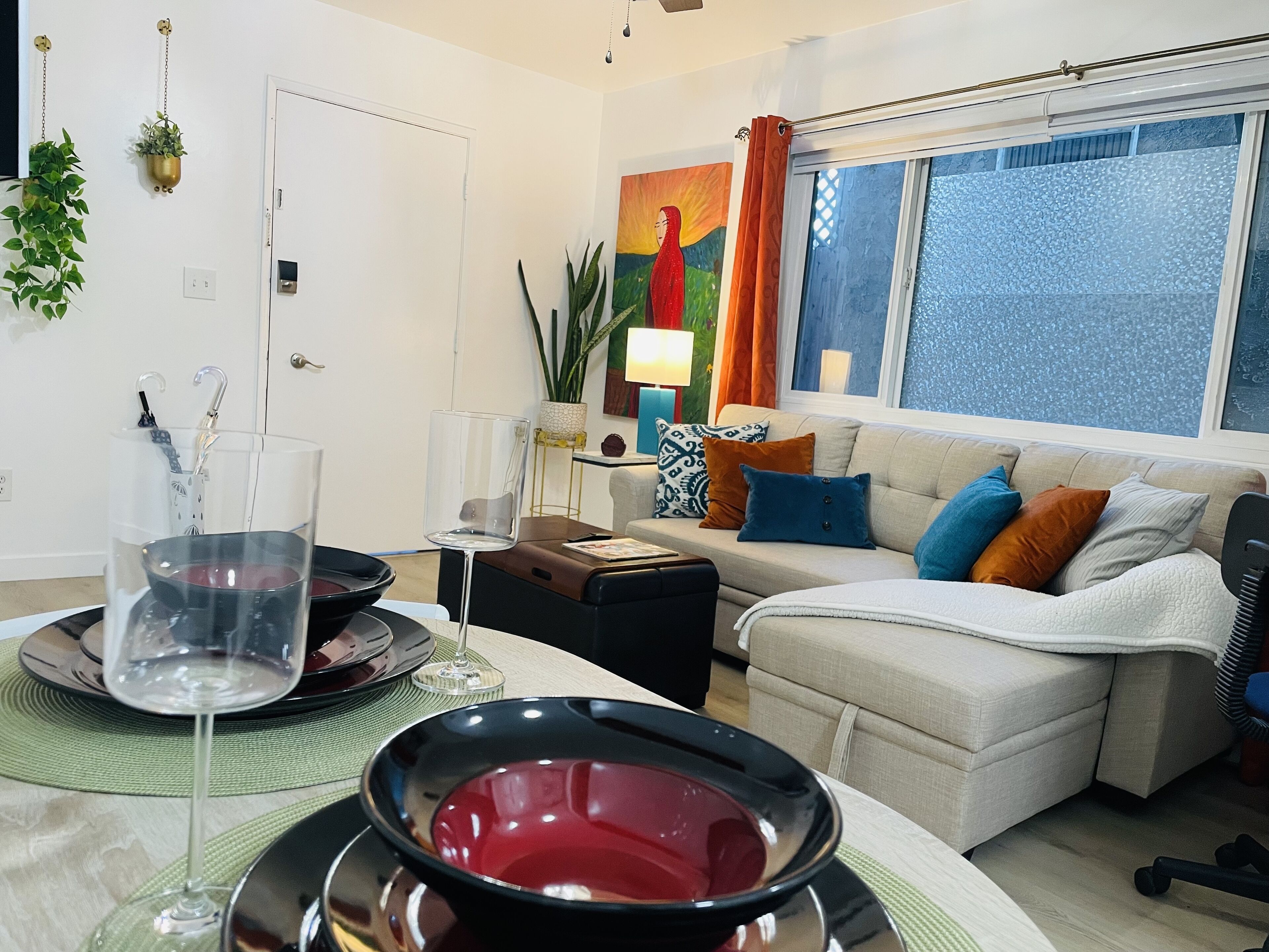 Steps to Restaurants & Shops+King Bed+Secure Parking+Patio
