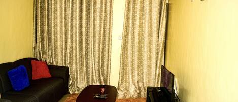 Een smart-tv en een stereo