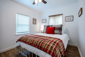 2 bedrooms, iron/ironing board, travel cot, WiFi - Texas Trio #1 - Waco, Magnolia, Baylor (Crawford)