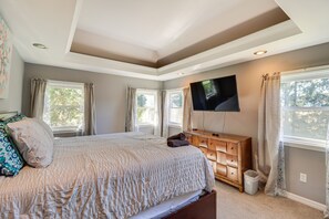 5 bedrooms, WiFi, bed sheets - Hot Tub, Sauna & Game Room: Spacious Poconos Gem! (Pocono Lake)