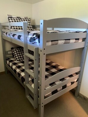 4 bedrooms, bed sheets - Charming farmhouse property on 20 acres of land, comfortably sleeps 13   (Lava Hot Springs)