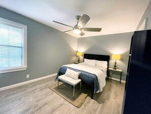 3 bedrooms, WiFi - Newly Renovated 2 Bdr + Huge Deck + Home Office (Nashville)