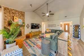 Smart-tv, een open haard, tafelvoetbal en een tafeltennistafel