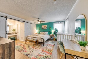 4 bedrooms, desk, iron/ironing board, travel cot - Welcome to the Parkhurst Pearl! (San Antonio)