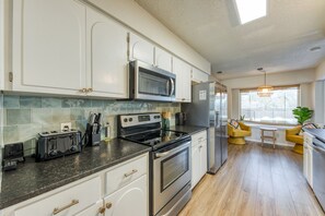 Fridge, microwave, oven, stovetop - Welcome to the Parkhurst Pearl! (San Antonio)