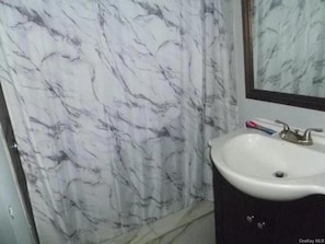 SĂšche-cheveux, serviettes fournies, savon, papier toilette