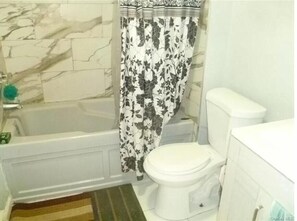 Haartrockner, Handtücher, Seife, Toilettenpapier