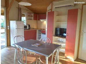 Dining - Logement Entier : Cabane - Agde, France (Agde)