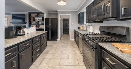 Colleen's Corner: Captivating 4bed/2.5 bath in Charming Neighborhood