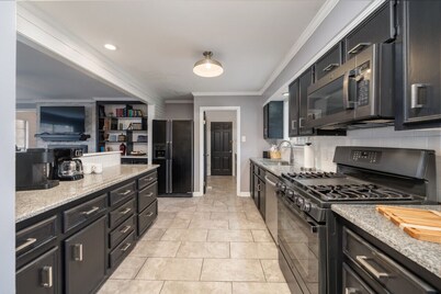 Colleen's Corner: Captivating 4bed/2.5 bath in Charming Neighborhood