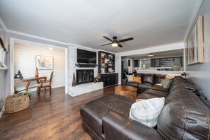 Smart TV, fireplace, offices - Colleen's Corner: Captivating 4bed/2.5 bath in Charming Neighborhood (Little Rock)