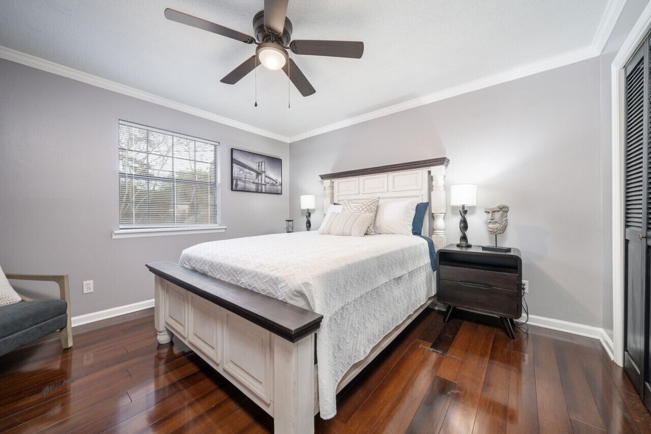 4 bedrooms, desk, iron/ironing board, WiFi (free)