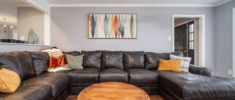 スマートテレビ、暖炉、書斎 / ワークスペース